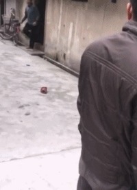 |搞笑GIF：妹子这恩爱秀的，真是让人措手不及啊