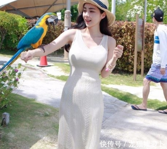 美女|美女街拍:时尚的紧身牛仔裤小姐姐,展现女人的甜美气息!