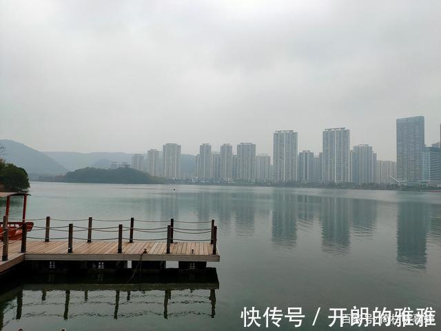 梅溪湖@《五绝·冬日游梅溪湖》逍遥碧水边,湖清树自闲