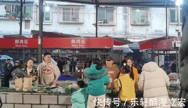 佟丽娅黄渤陈赫等菜市场录节目,丫丫化身“水果西施”真人超美