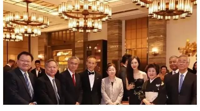 田樸珺創辦貴族學院，99萬學費惹爭議！老公王石公開支持她