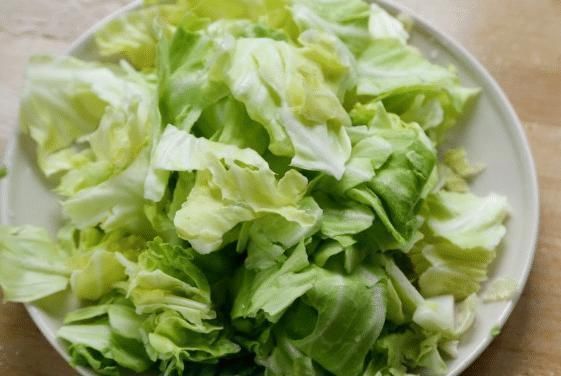 水煮包菜|炒包菜时，先焯水还是直接炒？有人总做错，难怪包菜吃着不香不脆
