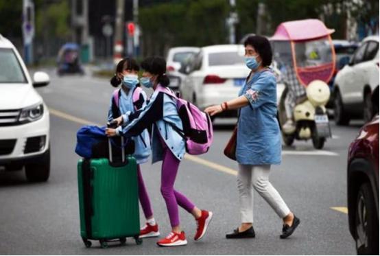 试管婴儿|60岁高龄产妇冒死产下双胞胎,如今生活凄惨、家徒四壁,值得吗