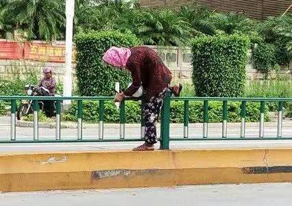 |搞笑图片幽默段子笑话大妈你虽然年纪大,但也得遵守规则吧