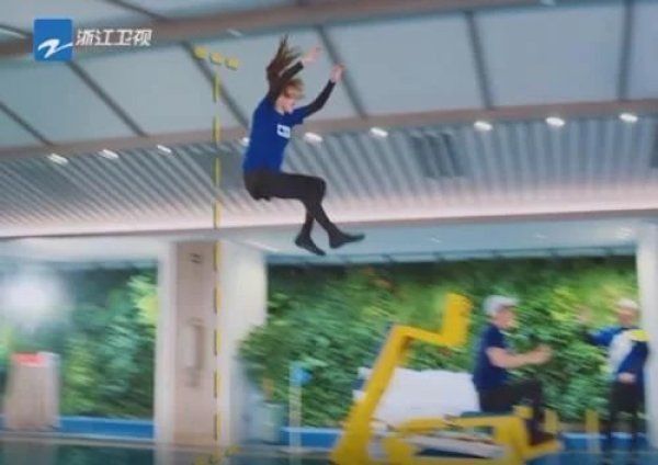 女孩子 宋雨琦参加韩版跑男,当她说出自己曾是MC时,嘉宾表情亮了真长脸