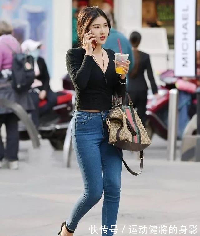 女神|黑V领与蓝色牛仔裤搭配,尽显高雅妩媚高冷女神范儿