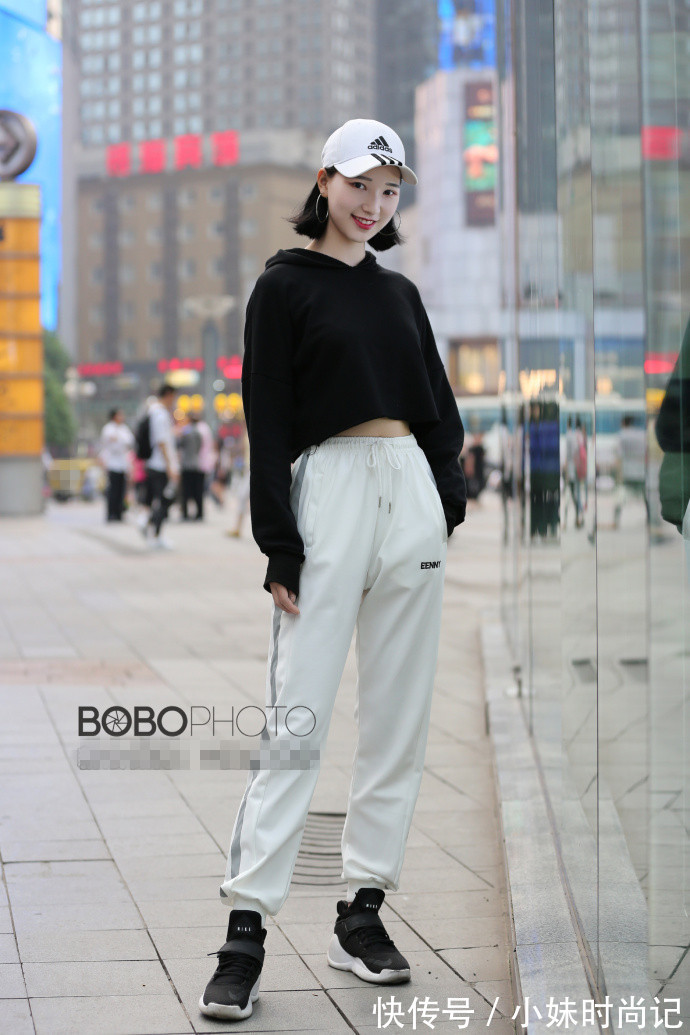 街拍 重庆街拍,彩虹条纹毛衫裙搭配牛仔裤,女人味十足!