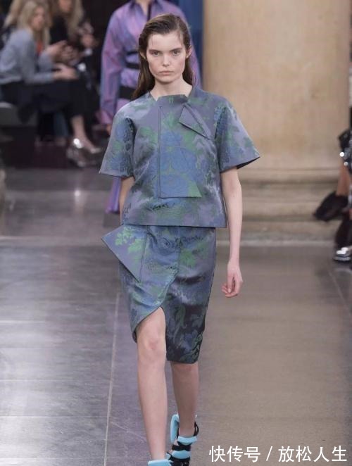 街拍|高跟鞋竟放“刷碗海绵”, 不磨脚只卖800英镑值吗!