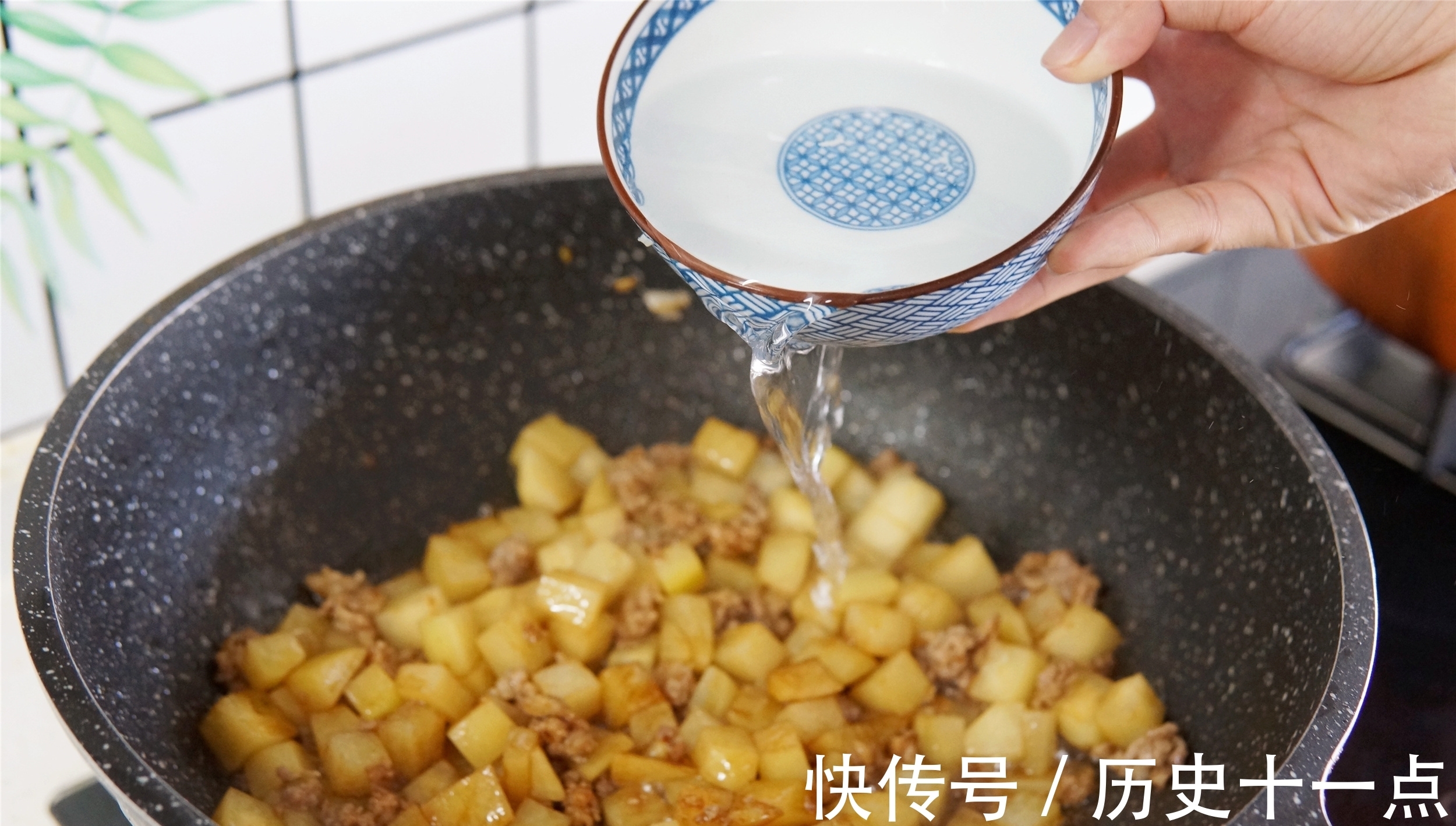 调味料|夏秋换季,土豆的最佳吃法,“贴秋膘”很营养,秋季下饭好菜
