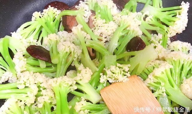 用肉|蔬菜炒花椰菜用这种材料,比用肉炒更好吃,大人小孩都爱吃