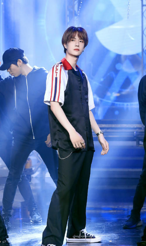 艺人热度排行:赵丽颖跌出前5,肖战来袭,当红小生强势拿下第1