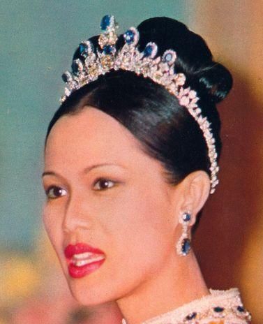 苏提达王后|泰国太后年轻时靠粉宝石撑场面如今瘫痪多年,脸庞怎么变这么黑