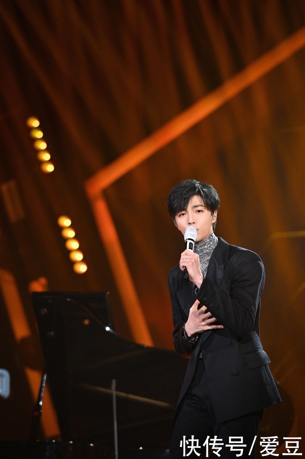 210130 陈立农亮相颁奖晚会演唱《年少无邪》四项提名中荣获“最受欢迎新人”奖项