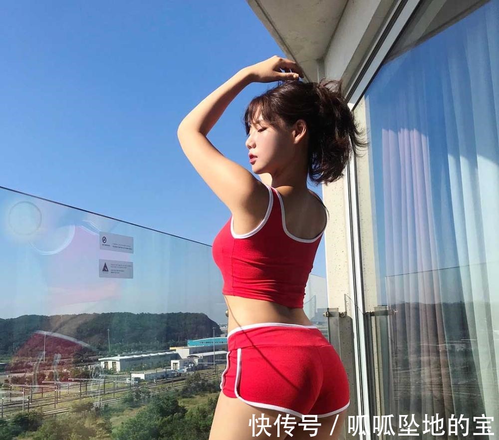 美女|天台美女晒完美身材, 运动短装很性感！