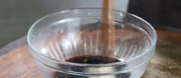 把五花肉扔进电饭锅，不加一滴水，出锅后一大锅都不够吃，太香了