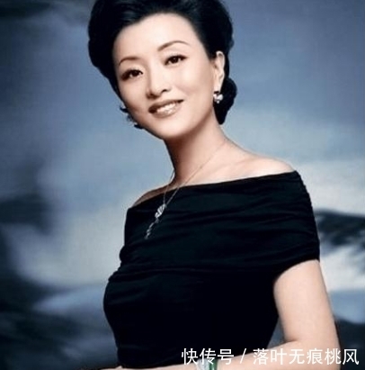 知性|知性女神杨澜戴翡翠手镯高贵大方！万种风情于纤细手腕中尽数体现