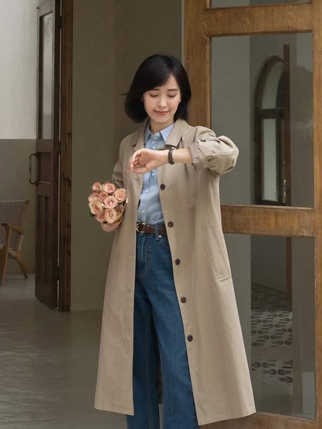 针织衫|你会风衣搭配牛仔裤穿吗?内搭浅蓝色衬衫又飒又美,高级又洋气