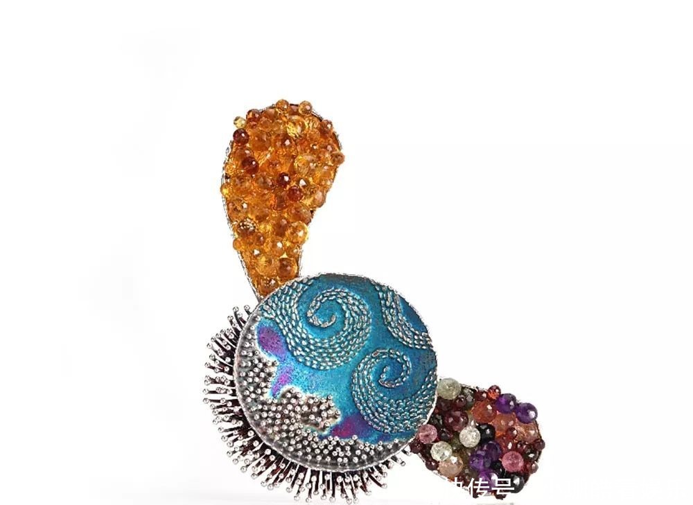 艺术|【艺术】她在珠宝上雕刻不败之花!生命在她的首饰中永生