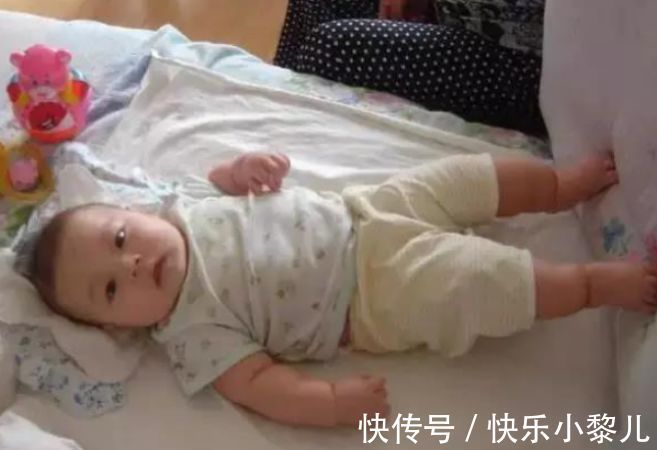 淘气包|宝宝“蹬腿”很有趣,但通过小动作传递出的信号,家长了解几个?