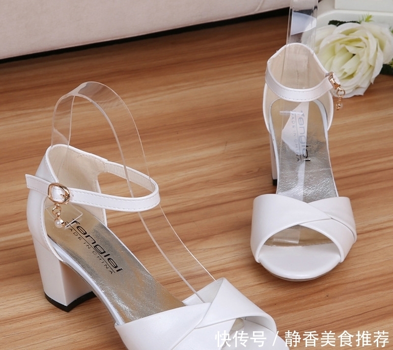 四十四岁妈妈,不穿高跟鞋,平时的她就穿这样的凉鞋,优雅年轻多