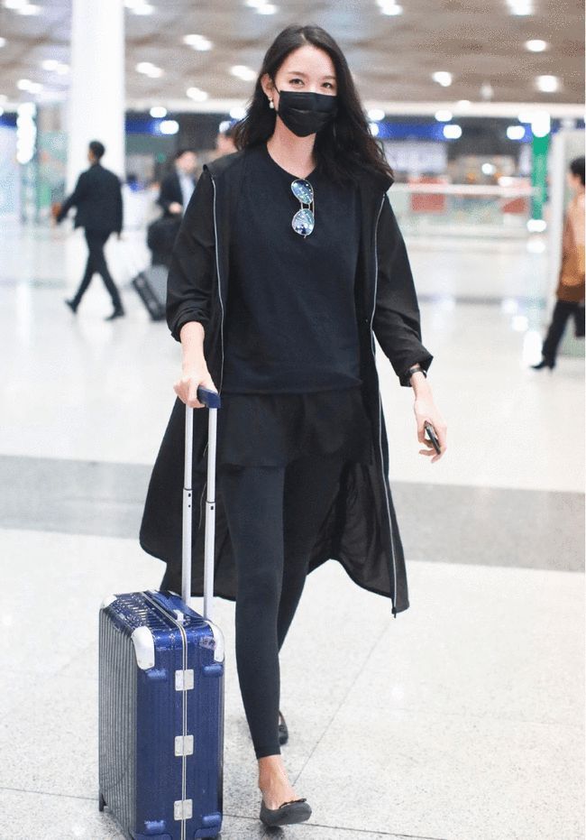 脸型|不愧是女神啊！美女身材短袖T恤外加黑色风衣，个性时髦