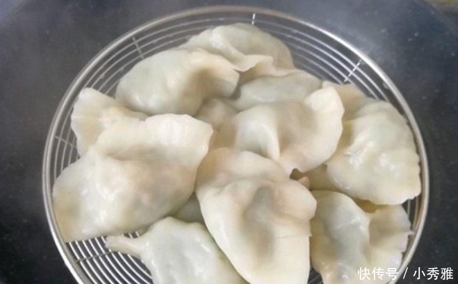 煮饺子时，别再用清水了， 记住加3样东西！口感香嫩，不易破皮