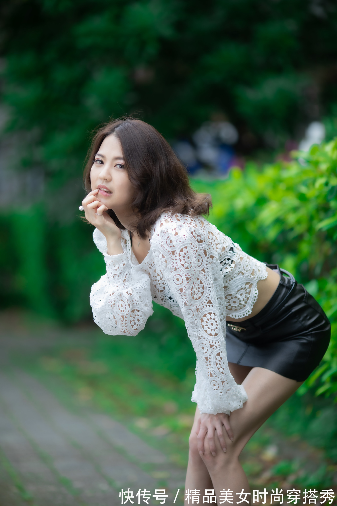 短裤裙|白色钩花蕾丝罩衫搭配西装短裤裙,惊艳绝伦,诠释靓女风韵