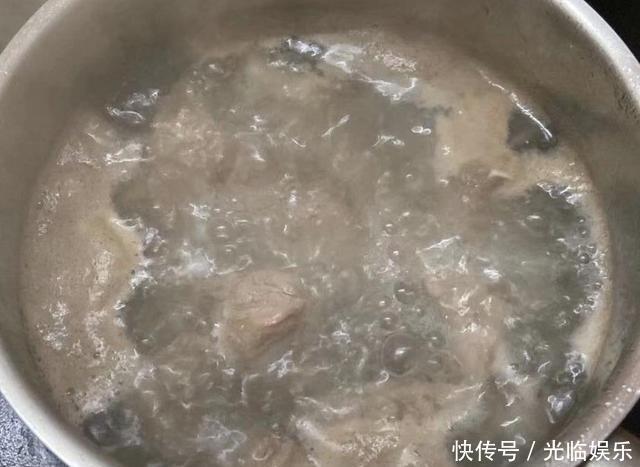 无论是炖牛肉还是羊肉,记住几个技巧,汤浓肉香,鲜美不膻不腥