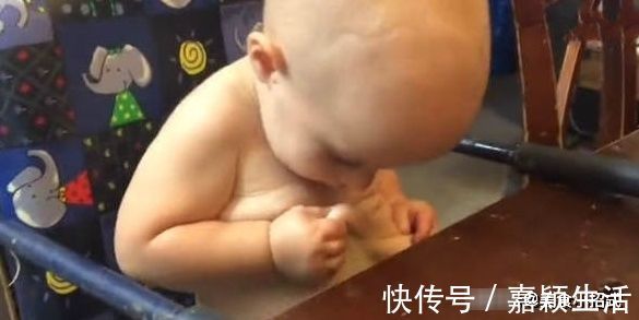 宝妈|妈妈去做辅食,饥肠辘辘的小宝宝看着自己小肚腩,竟打起了坏想法