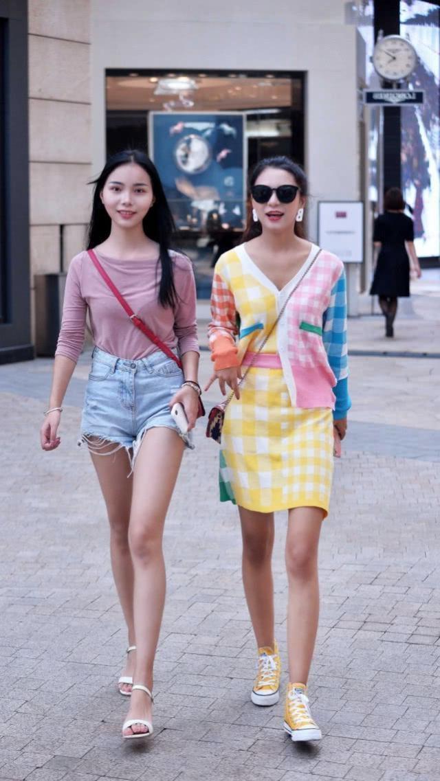 连衣裙姐妹花走在街上,明媚靓丽,活力十足