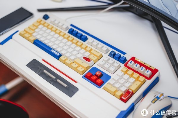 电竞桌|超彰显“钞能力”的礼物——傲风联名高达电竞桌上手体验