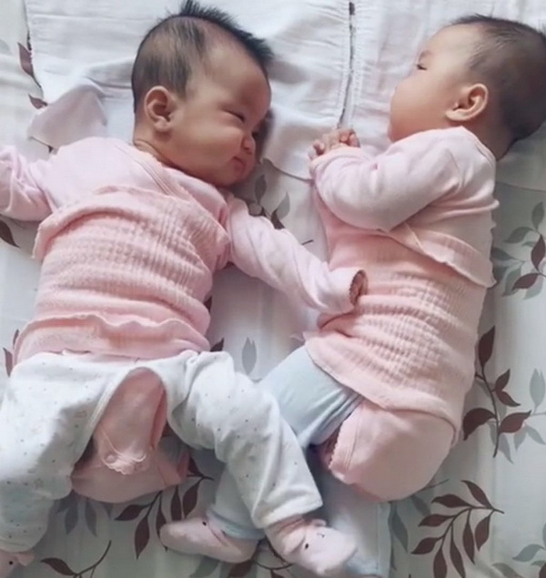 宝宝|一岁双胞胎互相掐架,哥俩下手都贼狠,网友:冤冤相报何时了