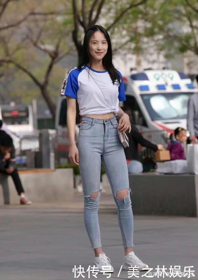 牛仔裤舒适百搭，搭配简单方便，看起来非常的时尚大方