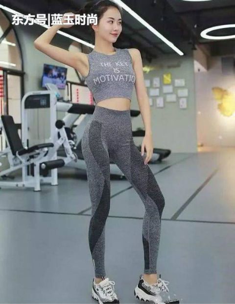 时尚|街拍迷人靓丽的打底裤小姐姐,展现纯色简约范,更有气质