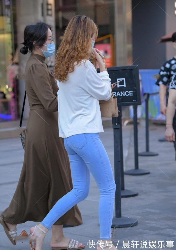 马甲 吊带清凉休闲,卡其色温柔显白,搭配蓝色牛仔裤,青春有活力