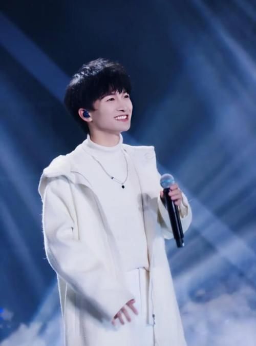 春晚大赢家，独揽四个热搜，周深实力再获认可