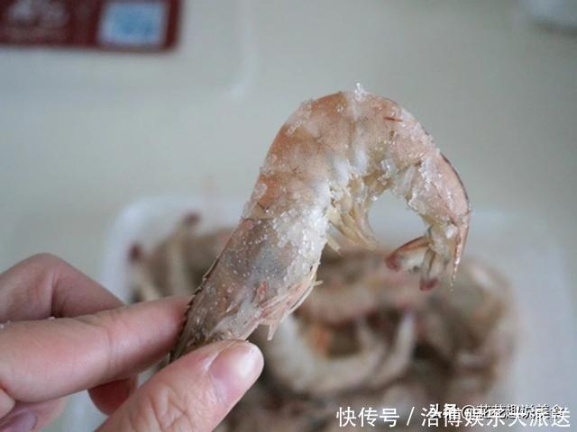 大虾别再放塑料瓶中冷冻了,厨师教你新方法,放1年虾头都不黑