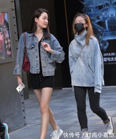 夹克 黑色连衣裙搭配牛仔外套,休闲高雅,少女感十足