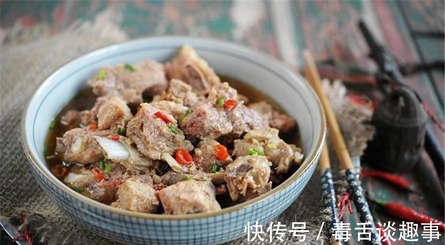 大蒜|今天教大家做蒜蓉小排骨，做法简单，在家也可以做
