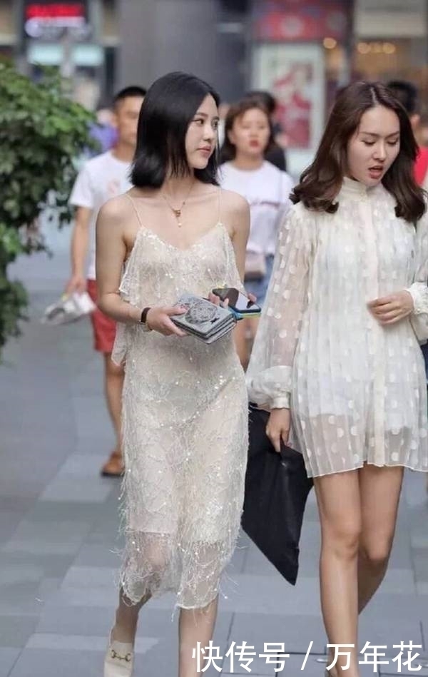 美女|时尚街拍:短发美女穿薄纱吊带裙,有亮点不止一处!