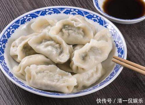 包韭菜饺子,万不可直接拌馅,掌握几个小技巧,韭菜不出水不变色