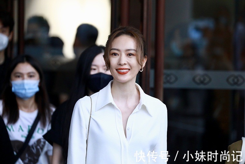 衬衫|童谣气质一般人真比不了,基础款白衬衫搭配黑裤子,气场强大