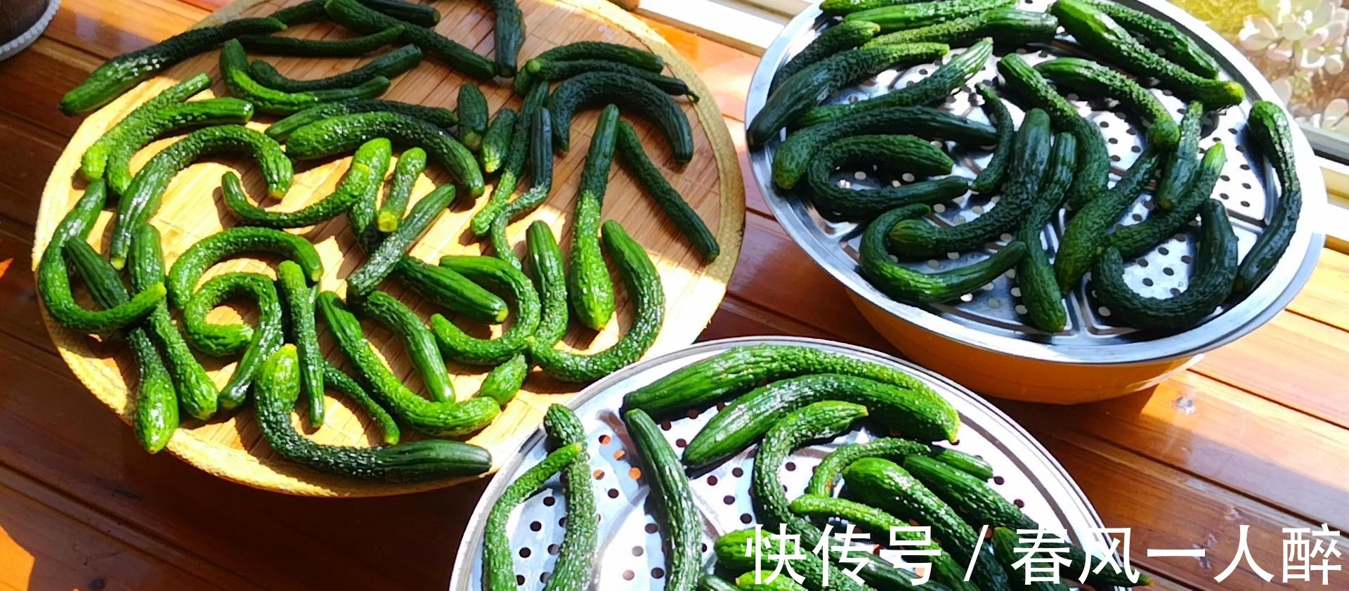 腌黄瓜时,只会加盐就外行了,多加1味调料,又脆又绿格外香!