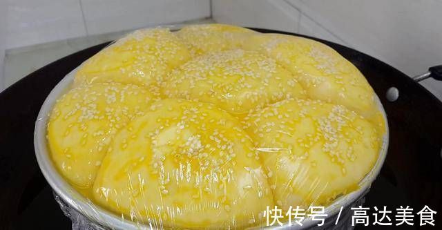 面包很好吃，有4个鸡蛋，又软又甜，不用烤箱你就能成功