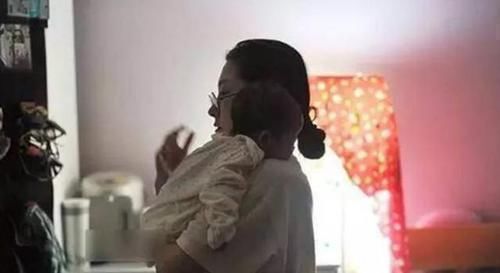 盘子|喂完孩子盘子都空了,90后宝妈掀翻饭桌,丈夫反手给妻子一巴掌