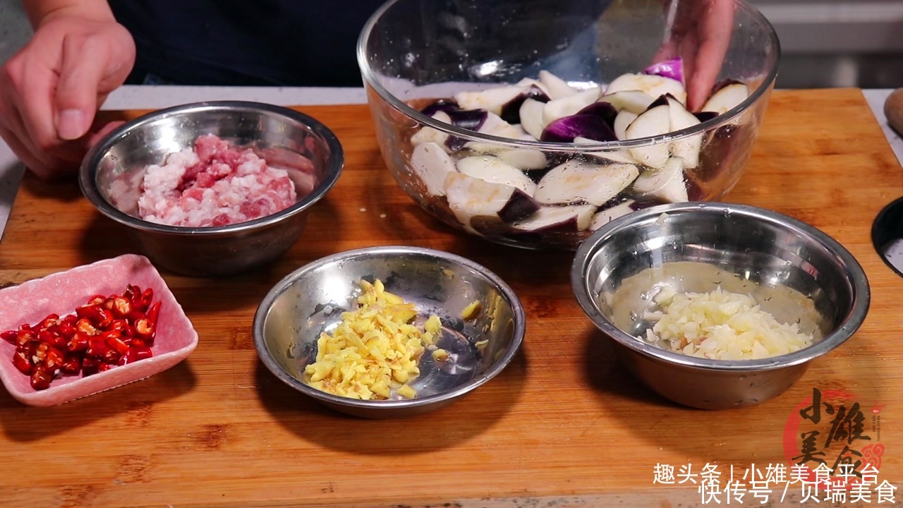 家常菜|烧茄子直接下锅炒是“大忌”难怪茄子费油!多一步,少油好吃