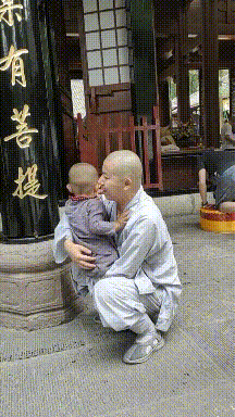 |搞笑GIF趣图:大姐这嘴唇,真的说不出的性感呢