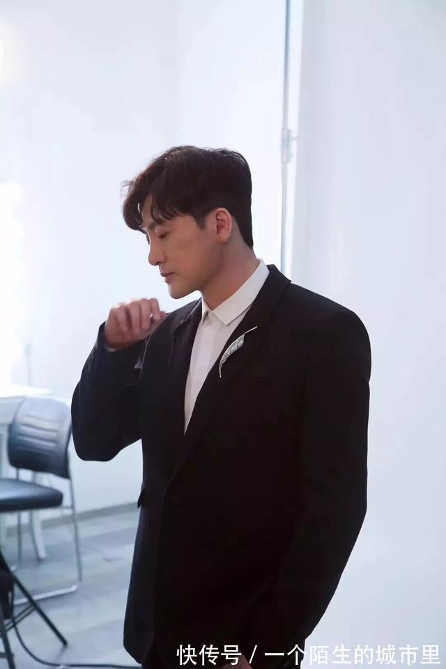 苏有朋担任《创2》导师，宣传照公布网友大呼五阿哥颜值变化大！