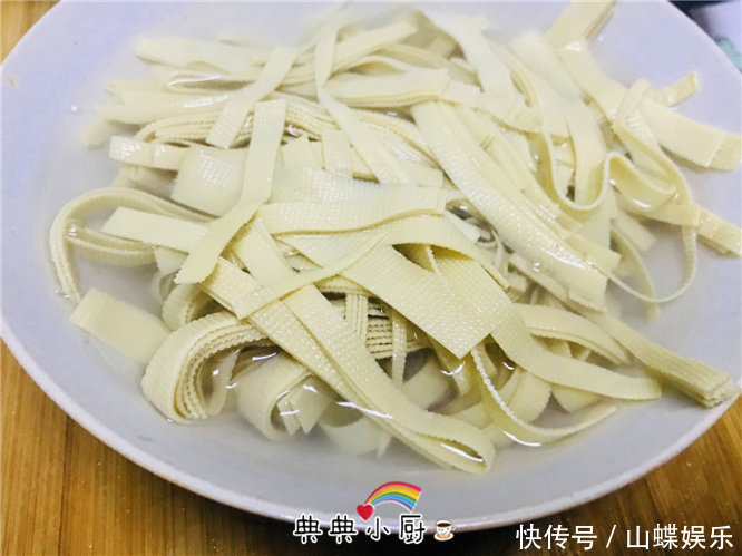 没胃口的时候，家常咸菜炒一炒，端上桌大家都抢着吃
