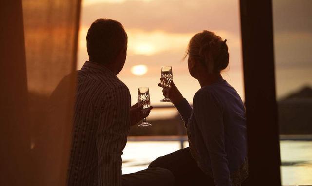 退休|首批“丁克夫妻”双双退休,有钱有闲没有儿孙,日子过得怎么样?